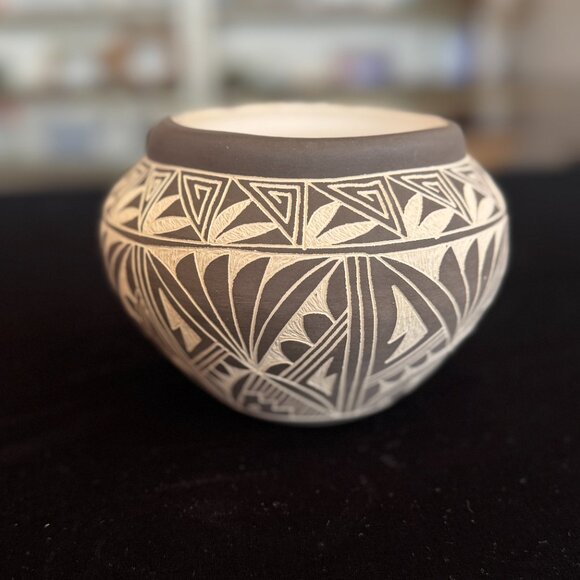 Vintage Laguna Acoma Pueblo Pottery Jar Etched Sgraffito Signed LC/GP - Picture 8 of 9